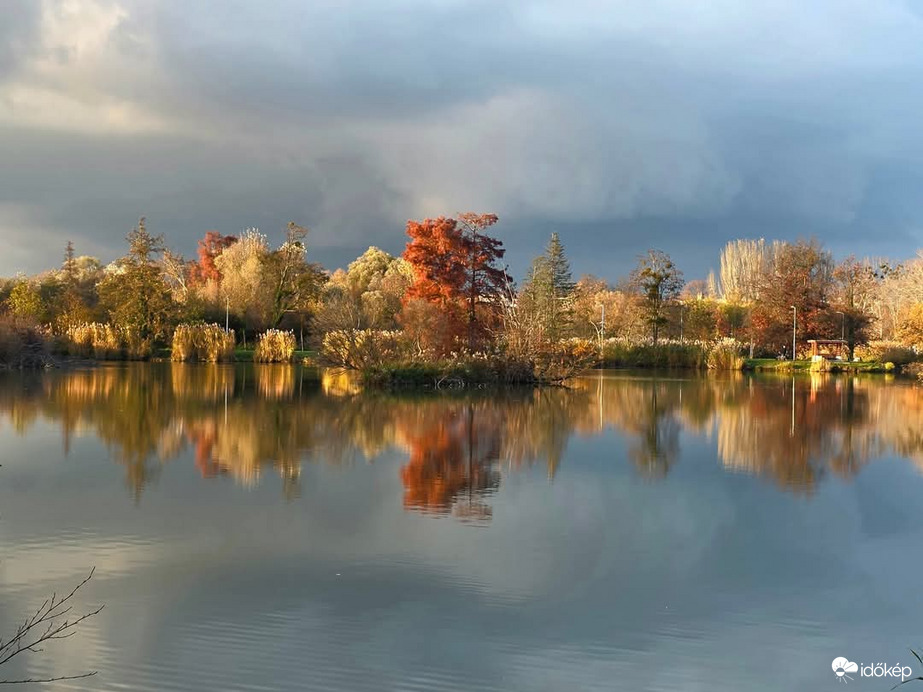 Gyülekeznek a felhők a sárvári csónakázó tónál