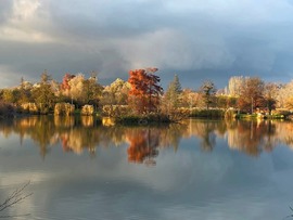 Gyülekeznek a felhők a sárvári csónakázó tónál