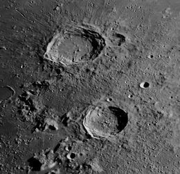 Aristoteles és Eudoxus Kráter.