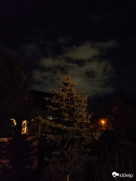 Enyhén felhős esti kép