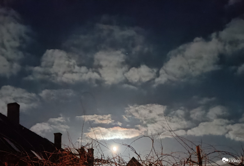 Ilyen volt tegnap a telihold. Ma már nem bújt elő a felhők alól...