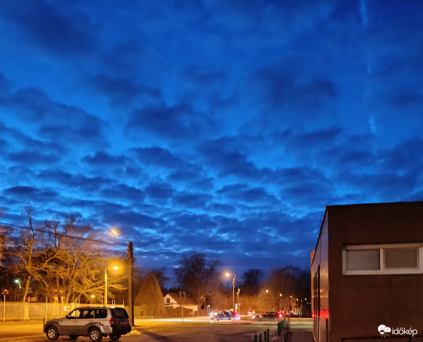 Tegnap esti kép-a Hold rlbújt...