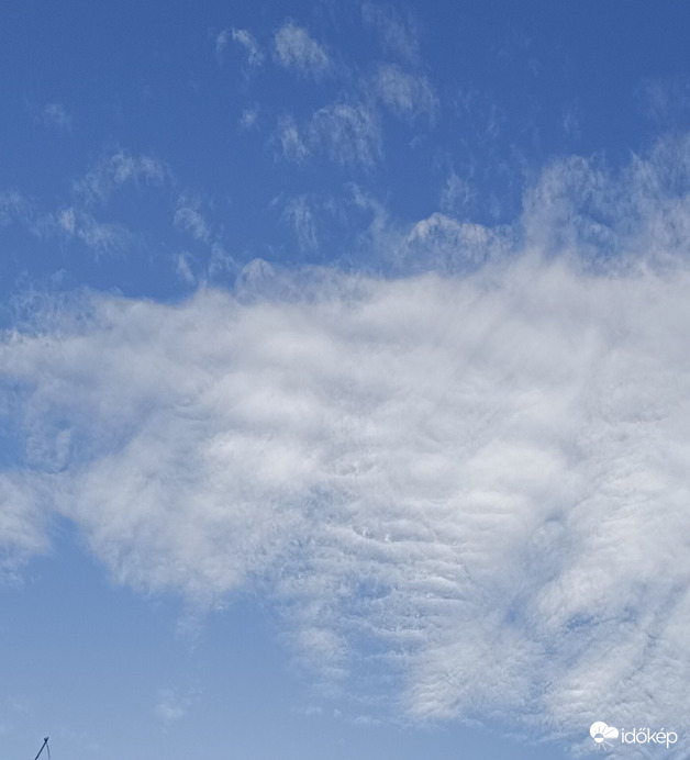 Reggel a szél játszadozott a felhőkkel
