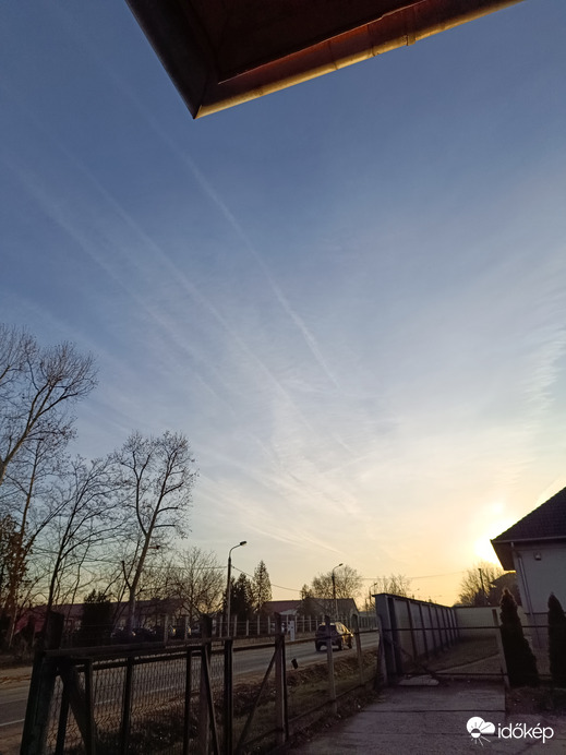 Mintha a Nap sugarai lennének(repülők)...
