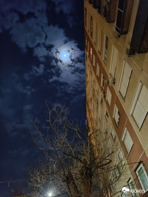 Milyen magasan van a Hold!