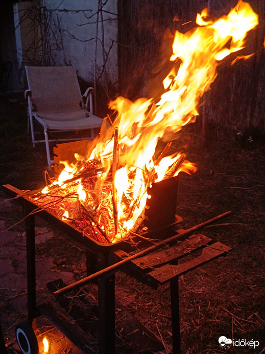 Elégett a tavalyi szemét és gaz