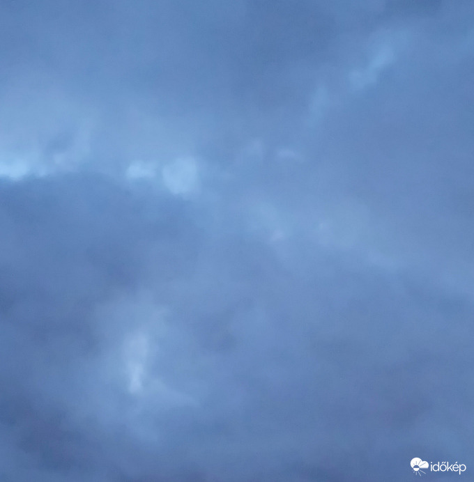 Ezt a kereszt alakzatot kivételesen nem kondenzcsíkok alkották,hanem maguk a felhők