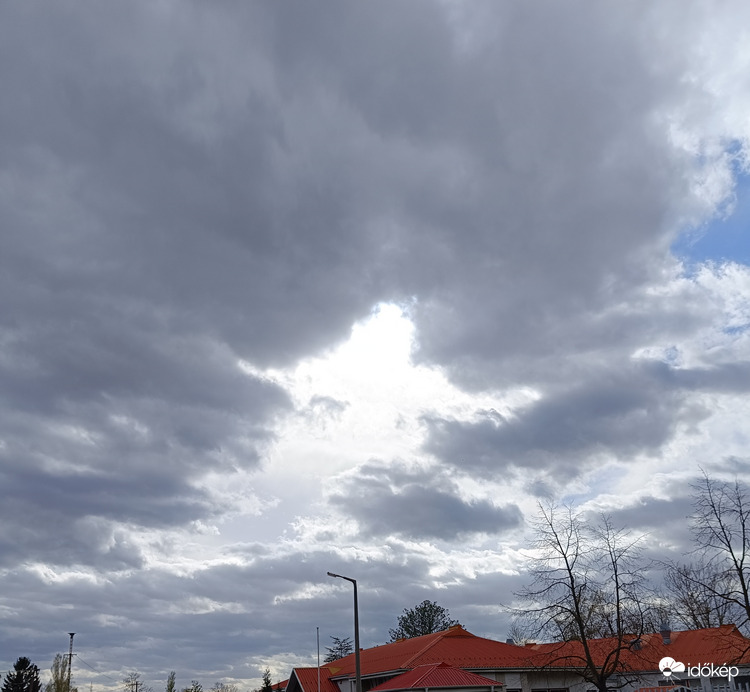 Egy fényes alak a felhők között