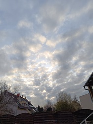 Szakadozik a felhőzet