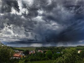 Csak dörög