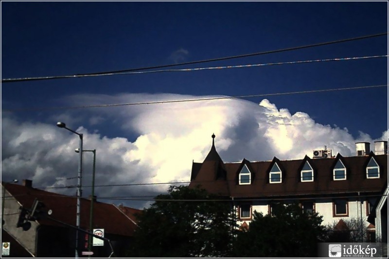 Cumulonimbus pileus