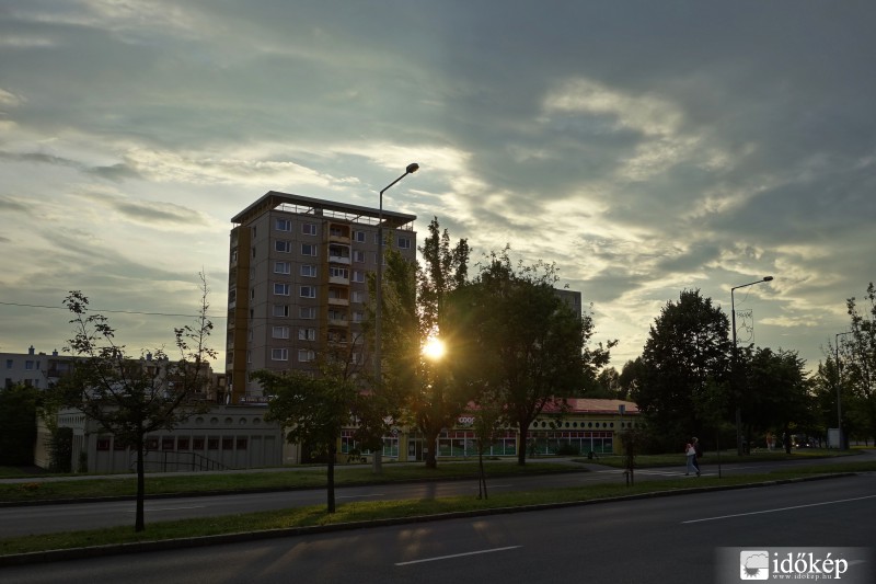 Két ház kózött