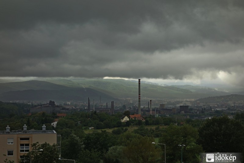 Alacsonyan vonuló felhők