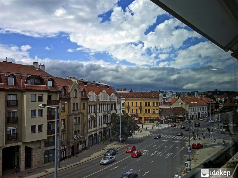 Belváros felhős háttérrel