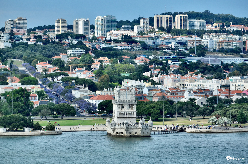 Belém-torony, mögötte a Jacaranda-fák teljes virágzásban 