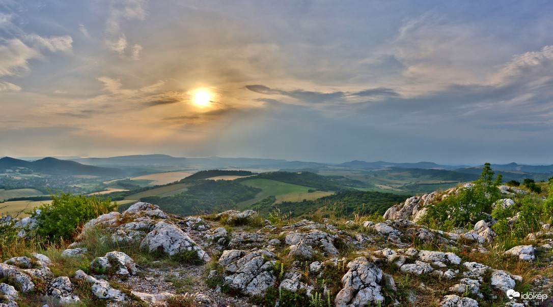 Epöl-szikla a vihar előtt
