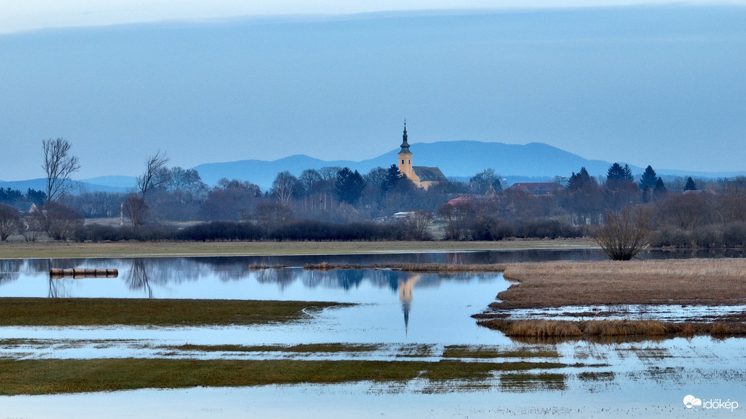 Hugyag látképe háttérben a Karancs-heggyel.