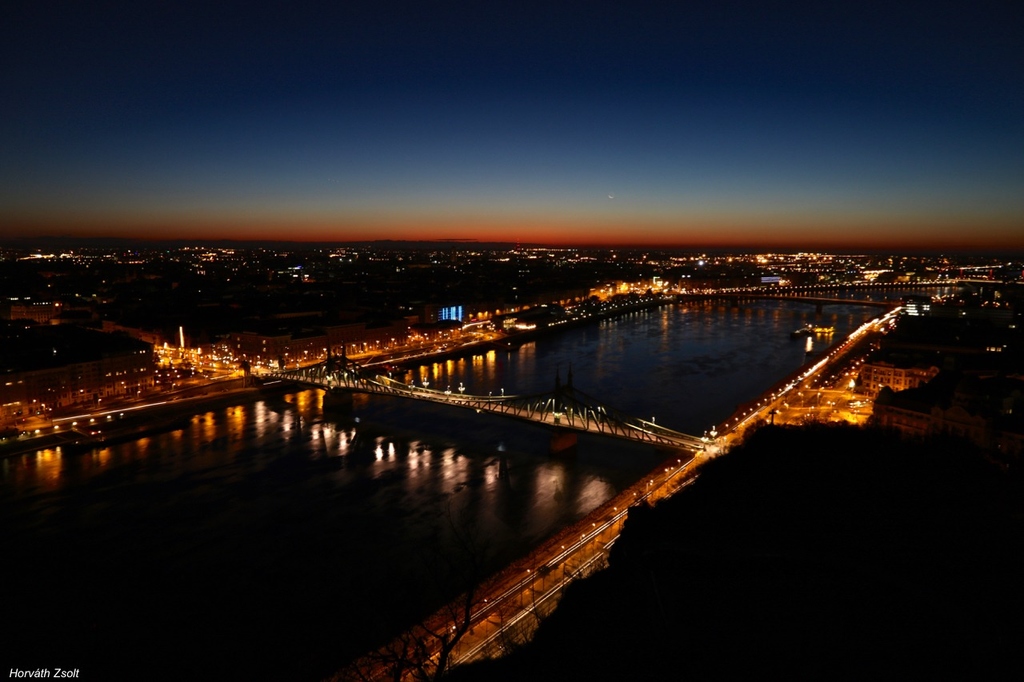 Hajnal Budapest felett