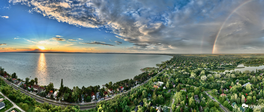 Naplemente szivárvánnyal