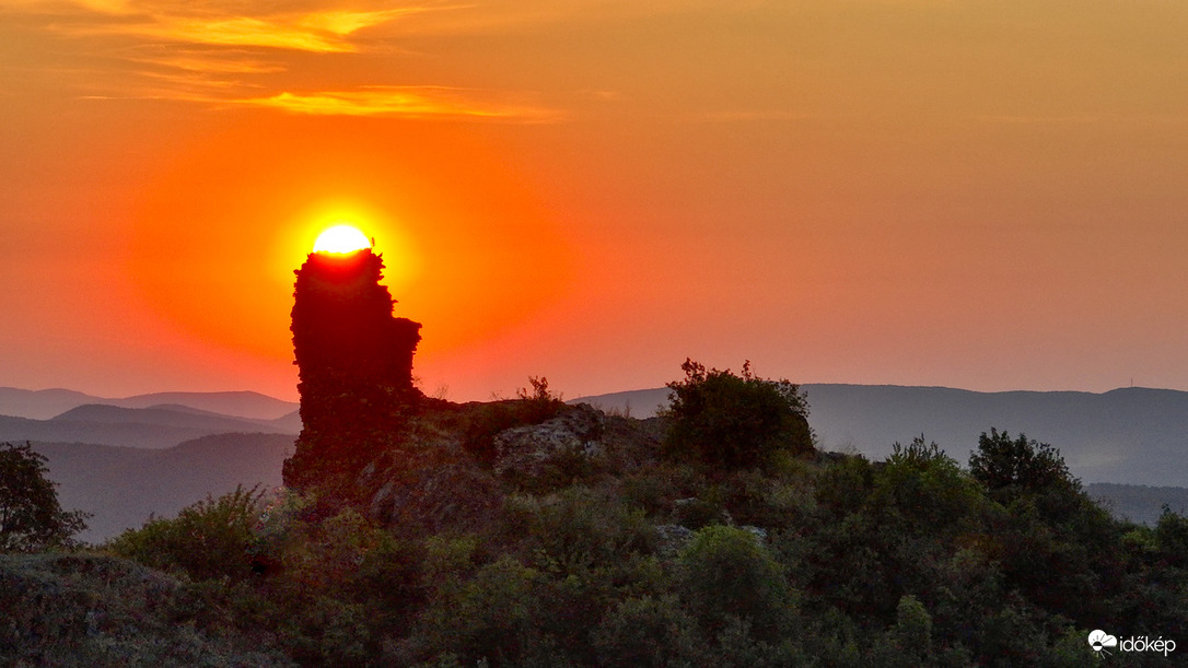 Szanda-várnál kelő Nap