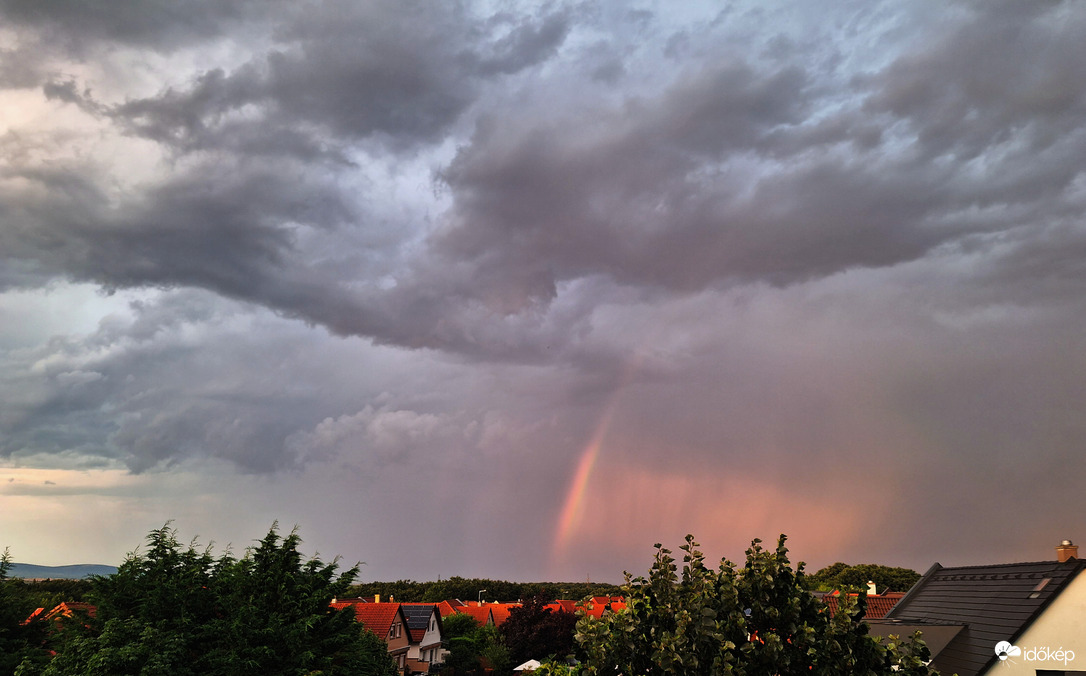 07.10-én így érkezett... Szivárvány is volt és villámlás is