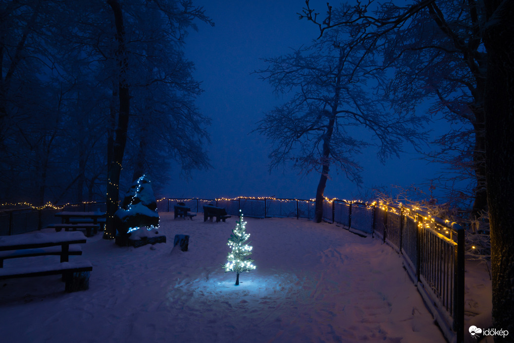 Rezső-kilátó ünnepi fényekben
