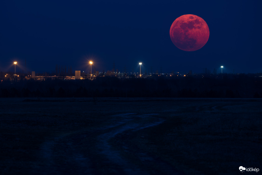 Az ébredő Hold útján...