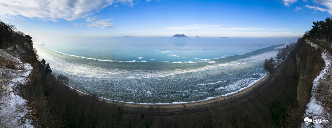 Panoráma a Balaton befagyott nyugati medencéjére Fonyódról