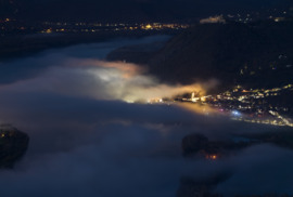 Duna felett beúszó hajnali köd, háttérben a Visegrádi Várral