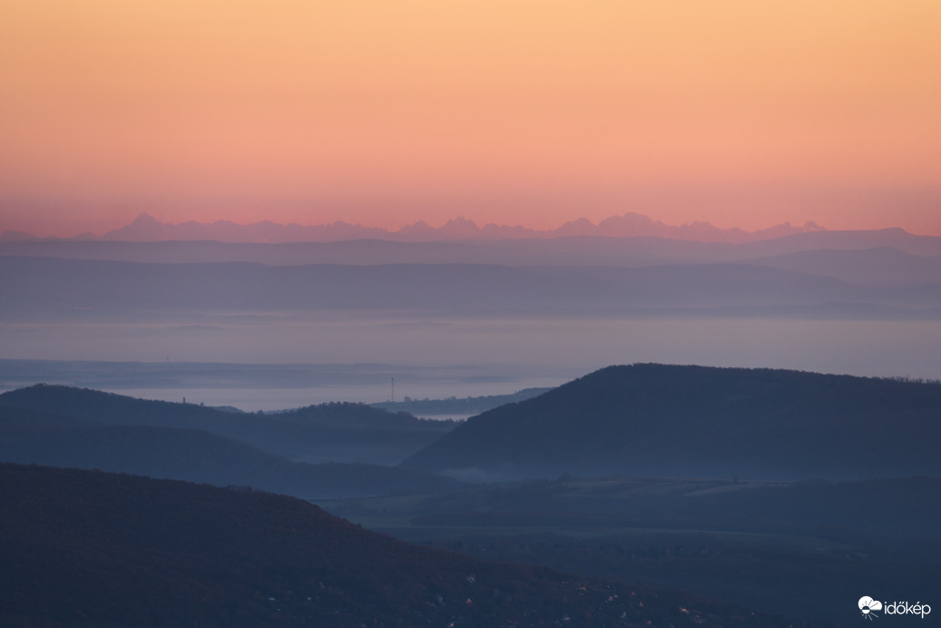 Ma reggel a tiszta időnek köszönhetően Prédikálószékről látni lehetett a Magas-Tátra hegyvonulatait.