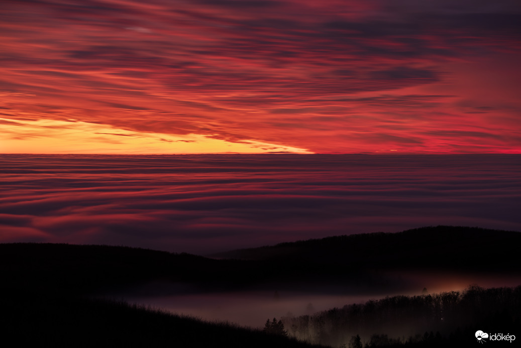 Tüzes alkony a ködtenger felett