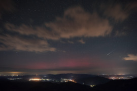 Enyhe sarki fényes kilátás egy meteorral múlt éjjel, Dobogókőn