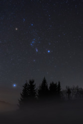 Orion csillagkép a ködös Mátraszentistván felett.
