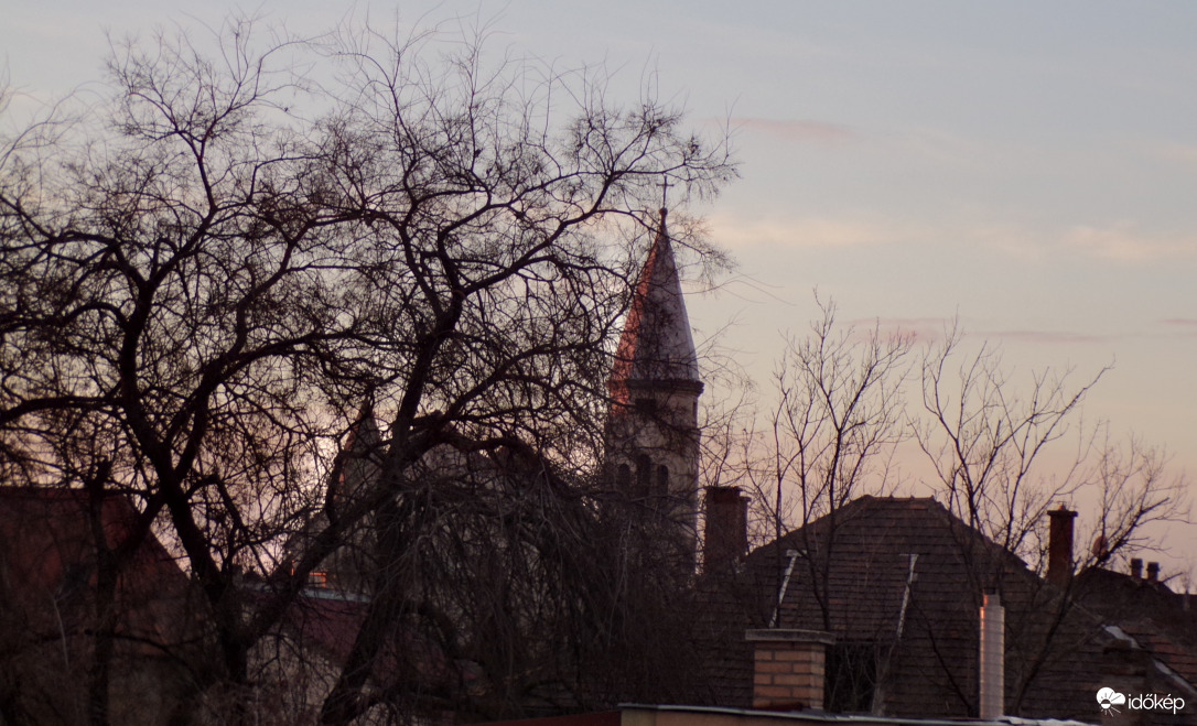 Szent Lajos templom esteledéskor.