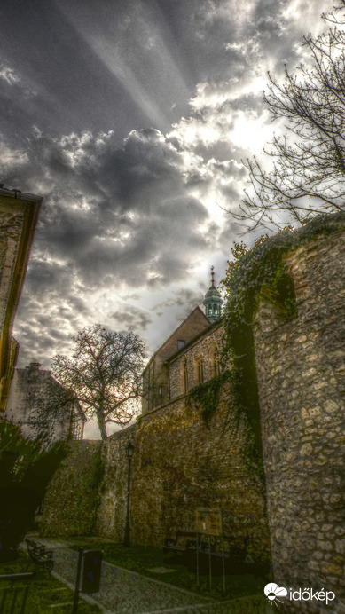 Tyndall sugarak a várfal felett