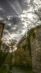 Tyndall sugarak a várfal felett