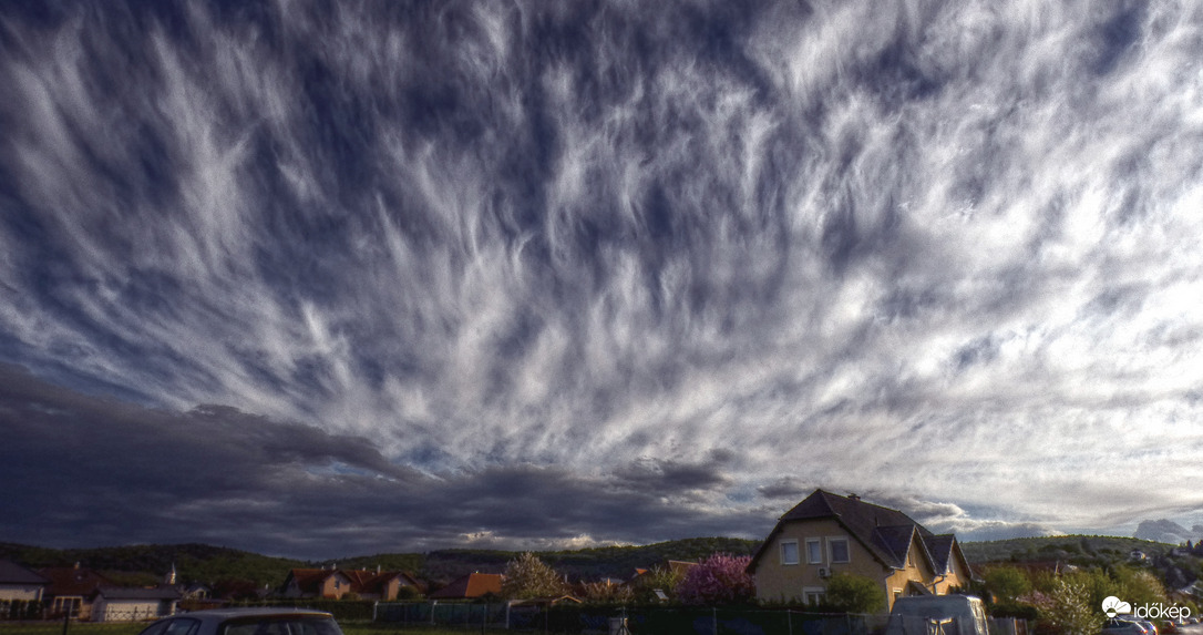 Hidegen "lángoló" égbolt