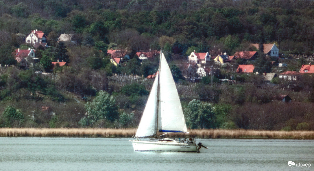 Vitorlás az északi part előtt