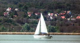 Vitorlás az északi part előtt