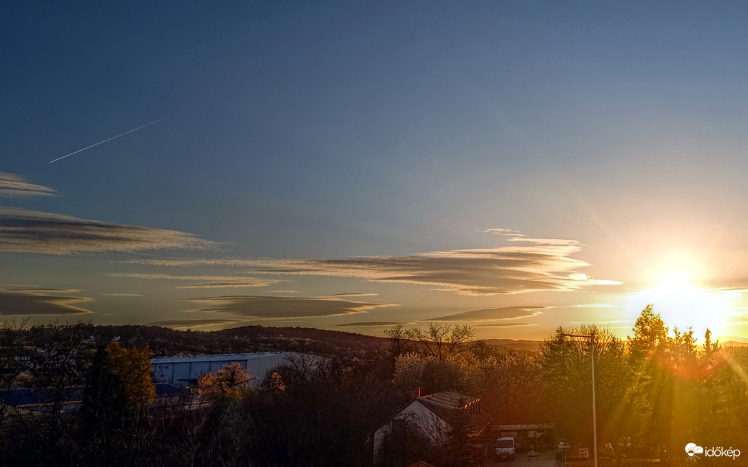 Naplemente a felüljáróról