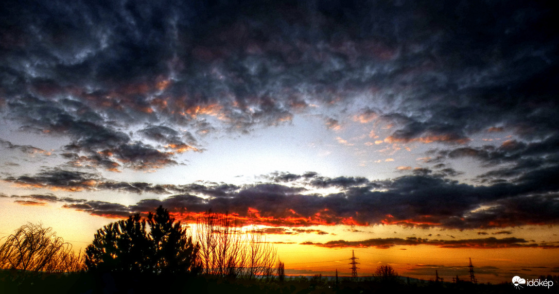 Vörösre nyalt felhők