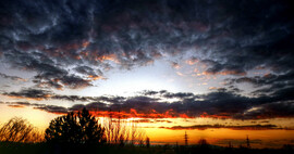 Vörösre nyalt felhők