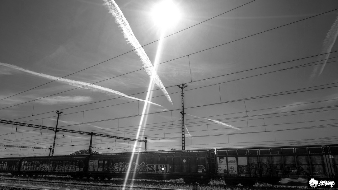 Kondenzcsíkos reggeli napsugár