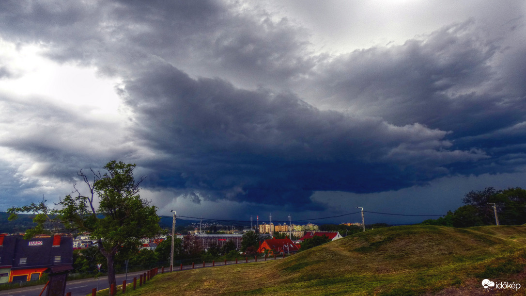 A szomszéd felhője mindig sötétebb (Sopron)