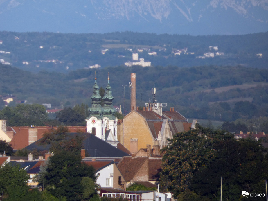A soproni (kétágú) domonkos templom és az Esterházy fellegvár Fraknón (A)