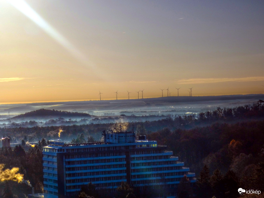 "Üdülőhajó" az erdő ködtengerében