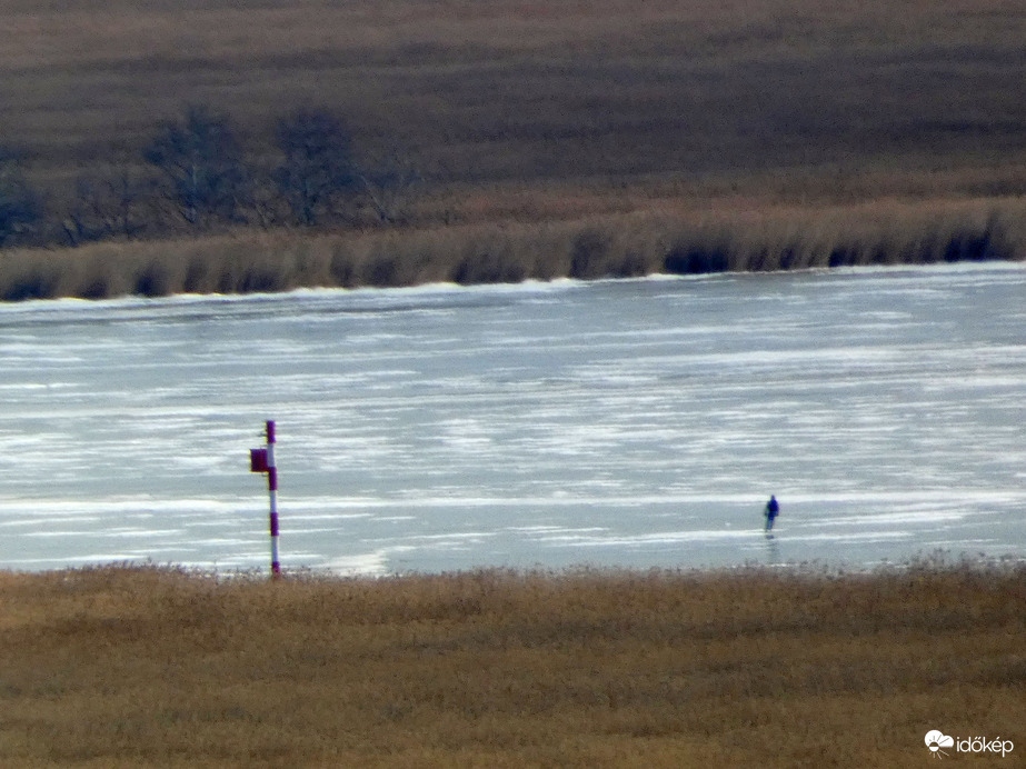 Befagyott a Fertő-tó