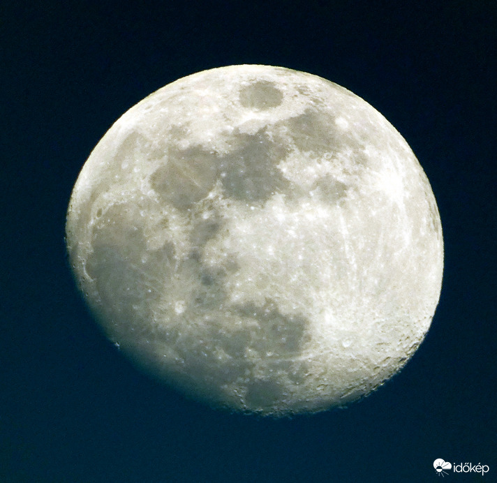 "Szép" Hold