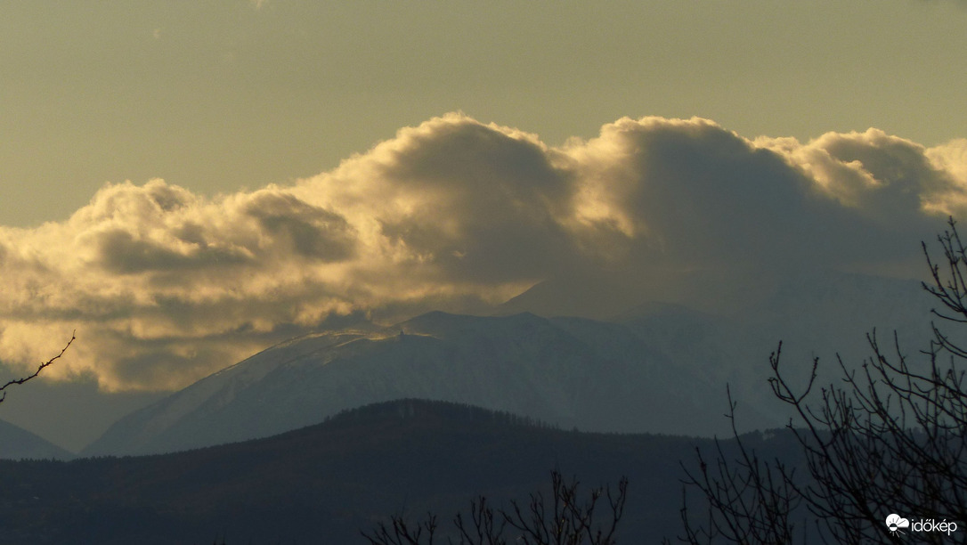 Felhőtakaró a Schneeberg (Hóhegy) felett, Sopronból fotózva