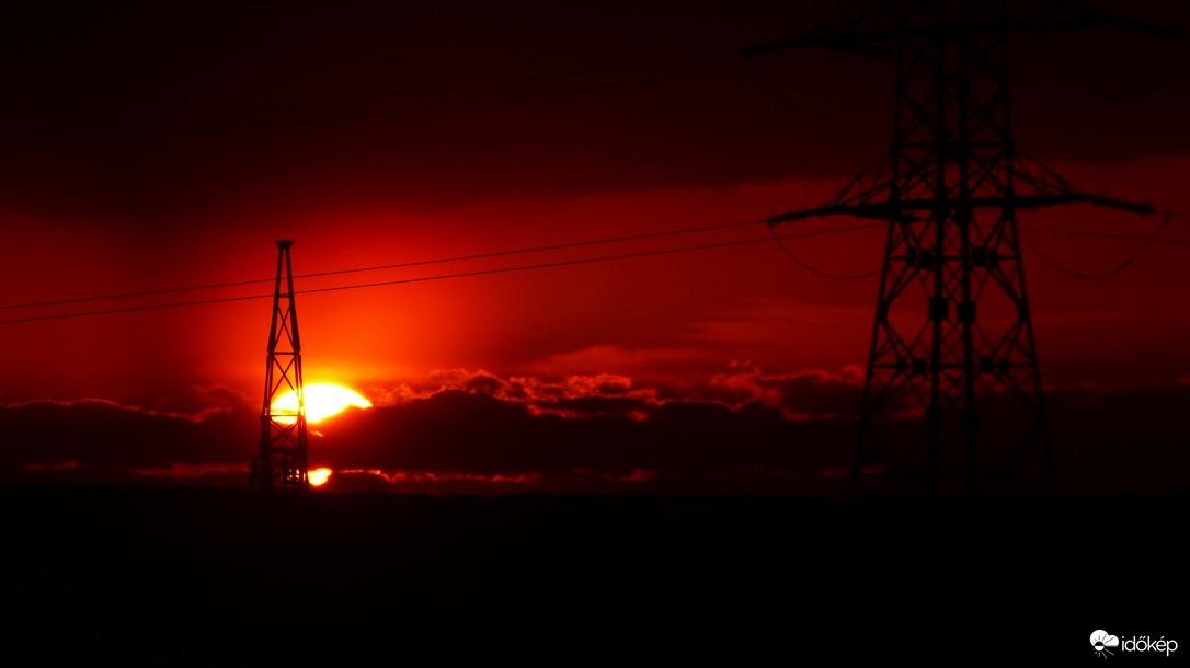 Naplemente két zivatar közé szorulva